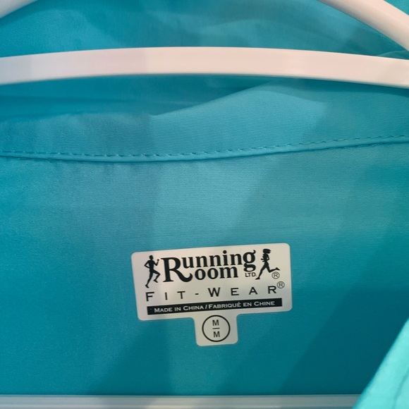 Running Room water repellent running jacket with reflective tape - Picture 3 of 15